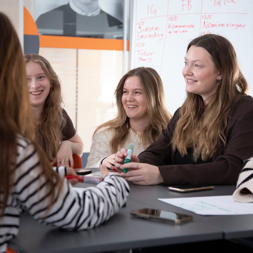 En gruppe elever fra NEG Kalundborg sidder og laver gruppearbejde.